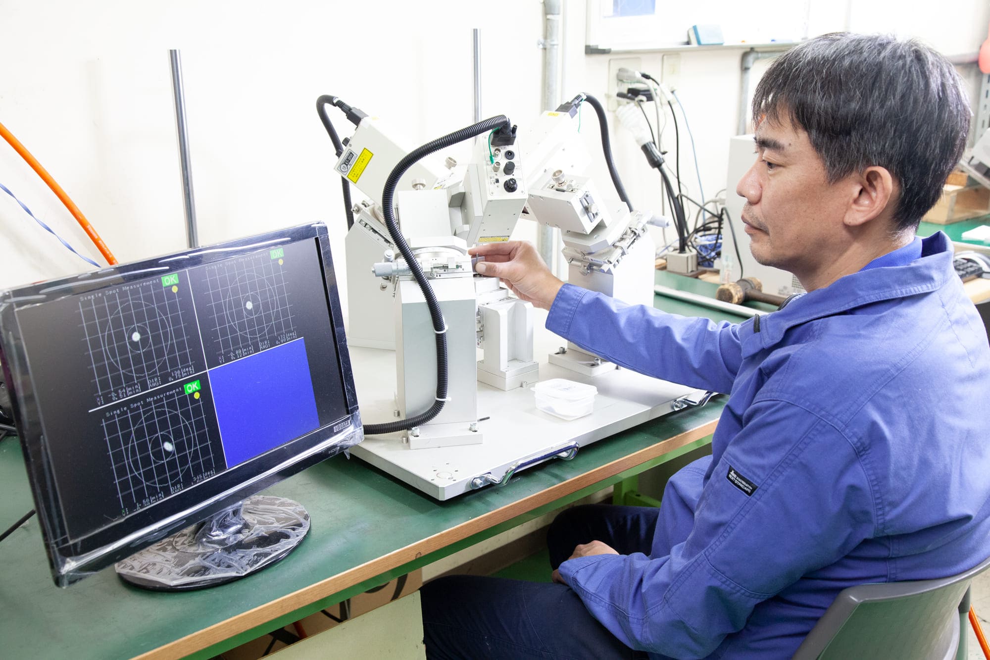 リフレクター製造｜株式会社エスパー｜機械で仕上げられないような微細な部分は熟練エンジニアが研磨等を手作業で仕上げます